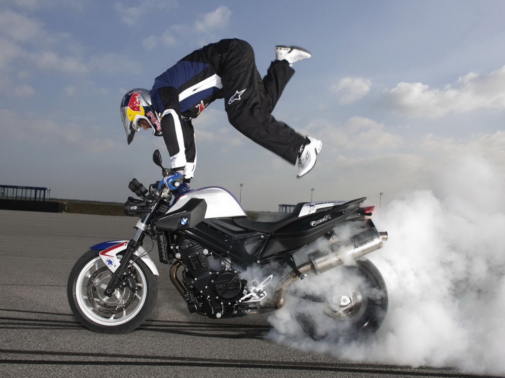 БМВ Ф 800 выписывая трюки