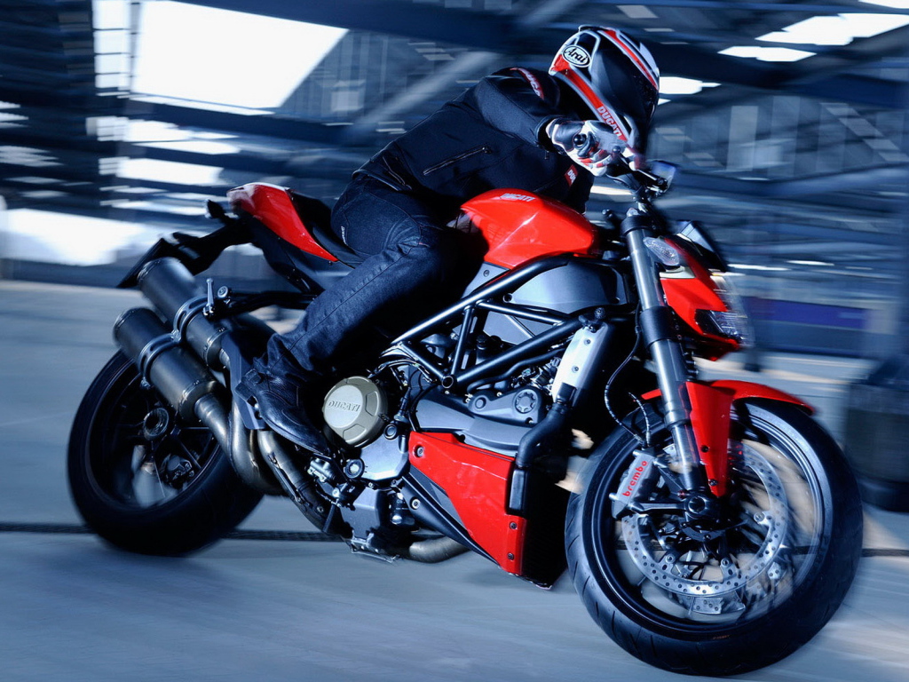 Ducati Streetfigtherx выезжая с парковки