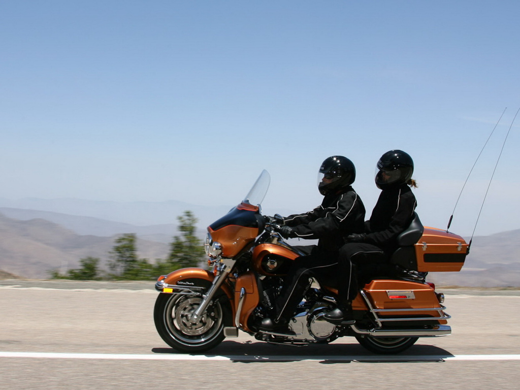 Харлей Девидсон FLHTCU