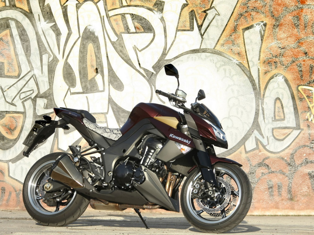 Кавасаки Z 1000 около стены