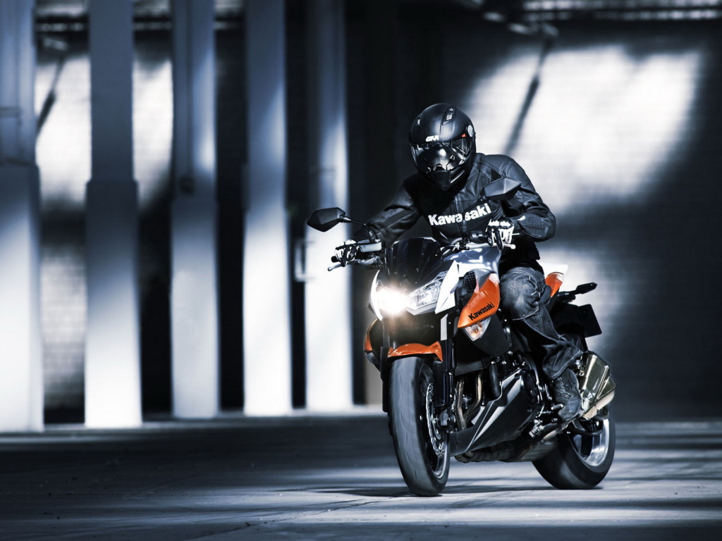 Кавасаки Z 1000 на полном ходу в здании