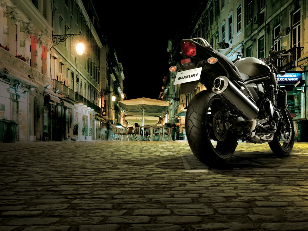 Сузуки GSF 125 Бандит на ночной улице города