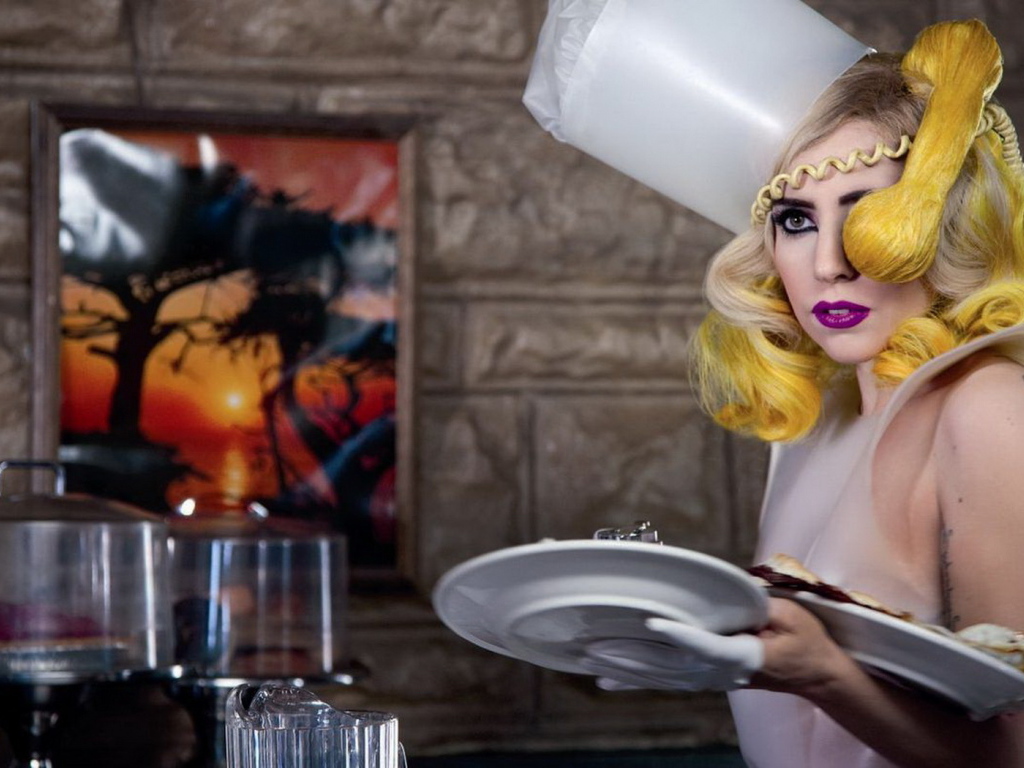 Леди ГаГа в роли официантки