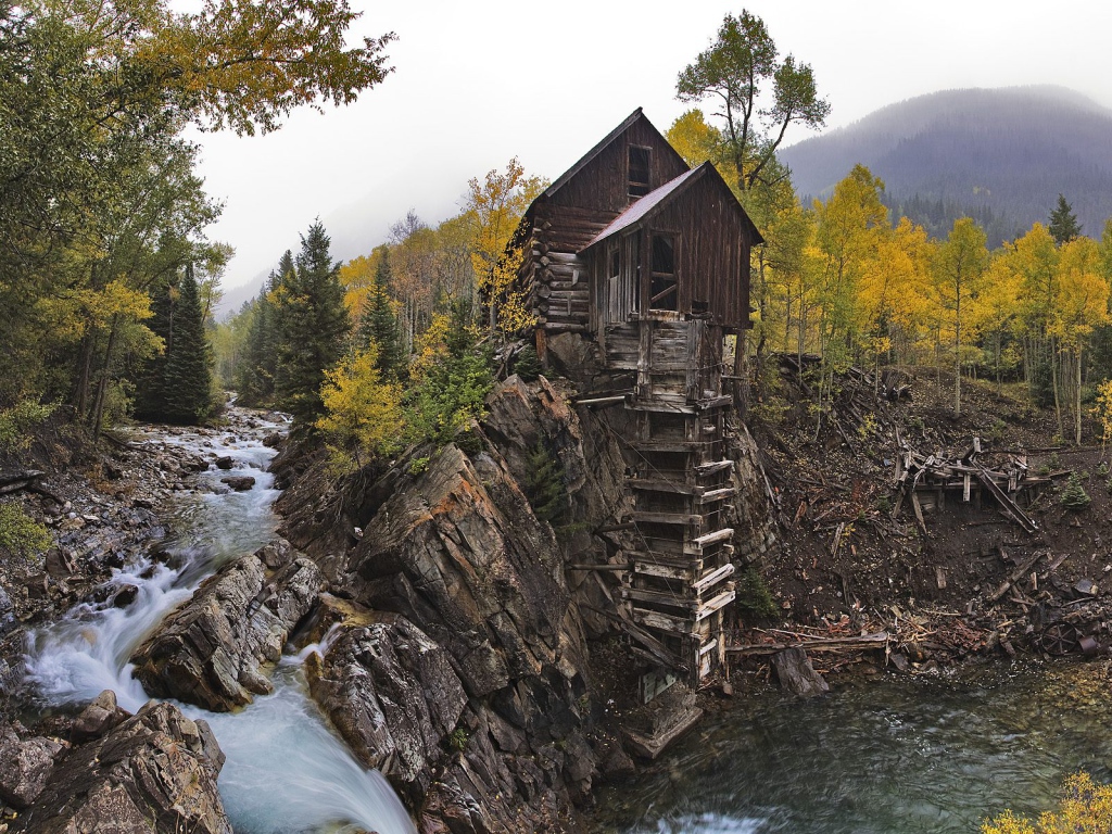 Домик на берегу лесной реки