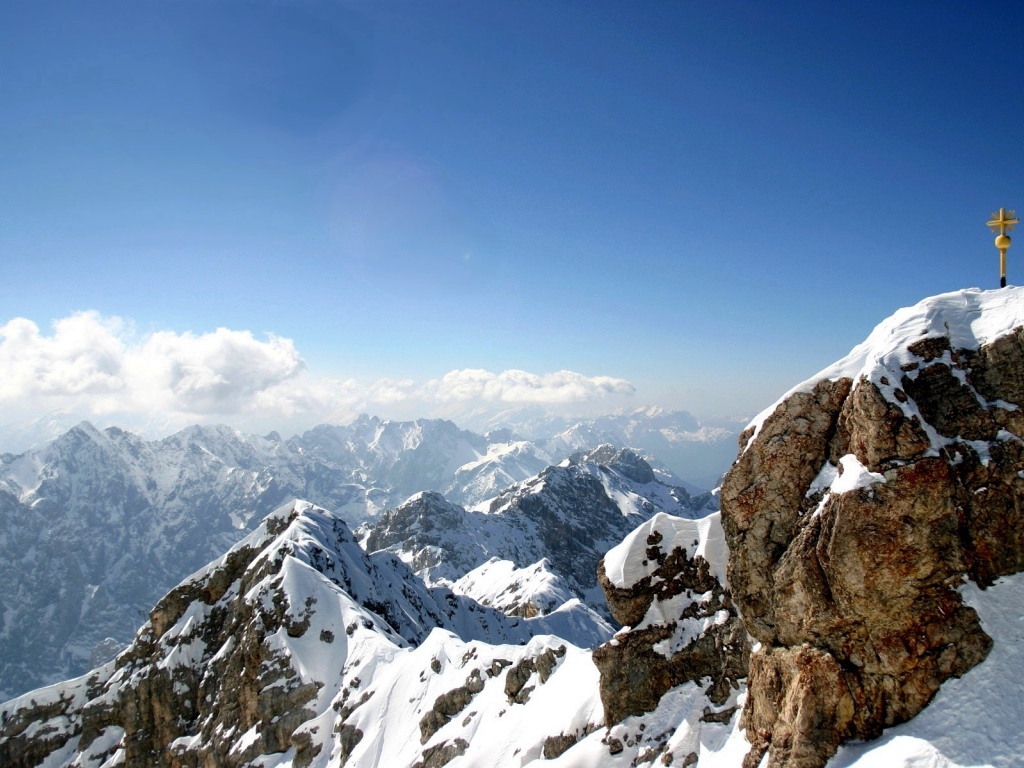 На вершине горной гряды