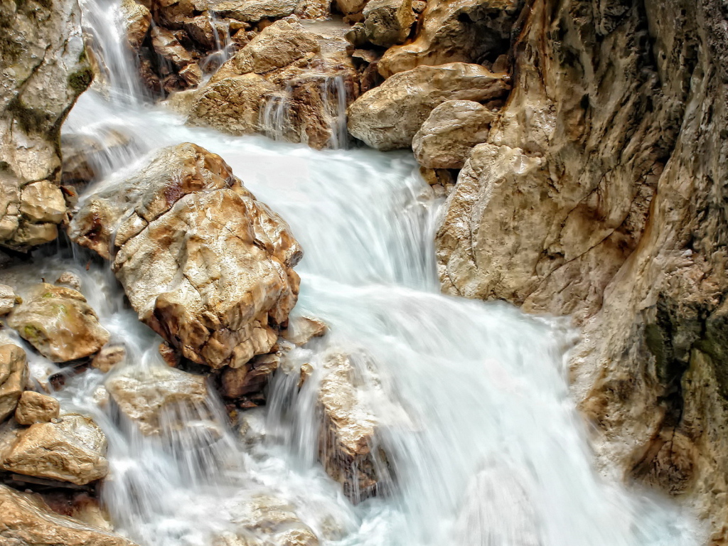 Ручей среди камней