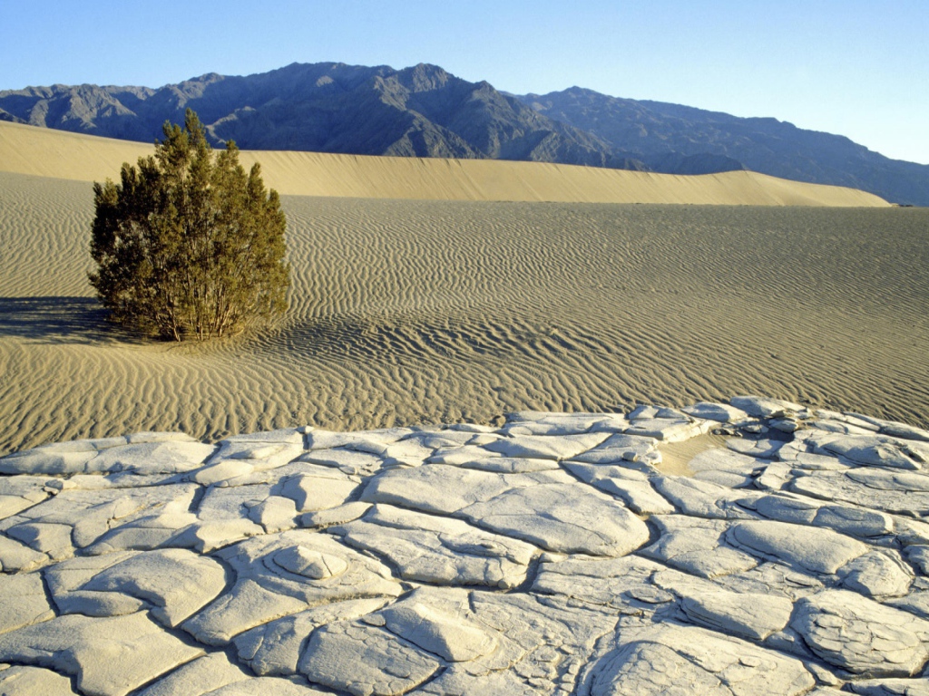 Горы в пустыне