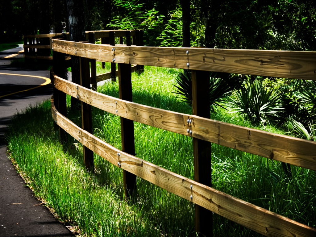 Забор вдоль дороги