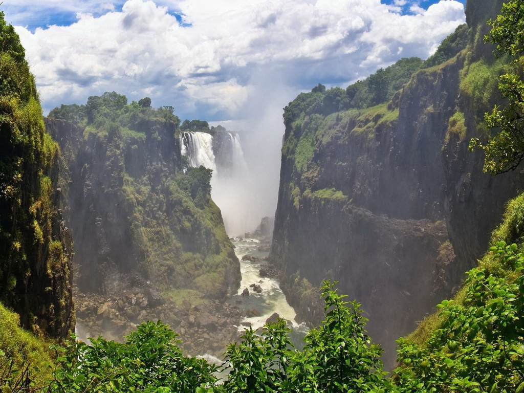 Водопад в ущелье