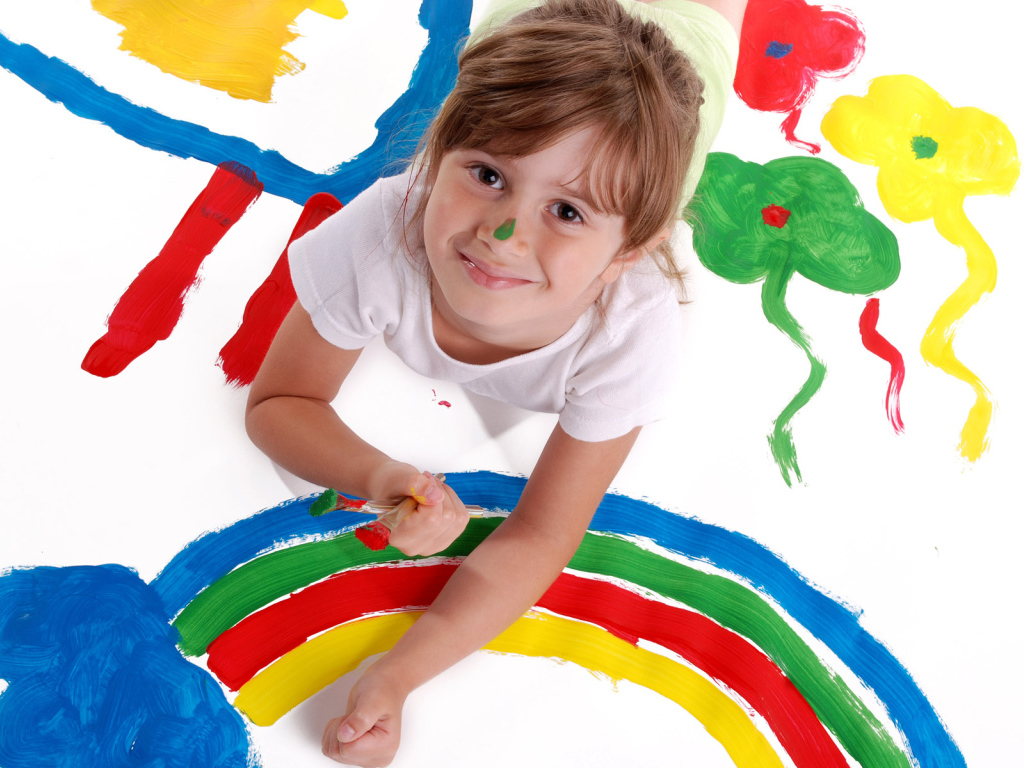 Маленькая девочка и радуга