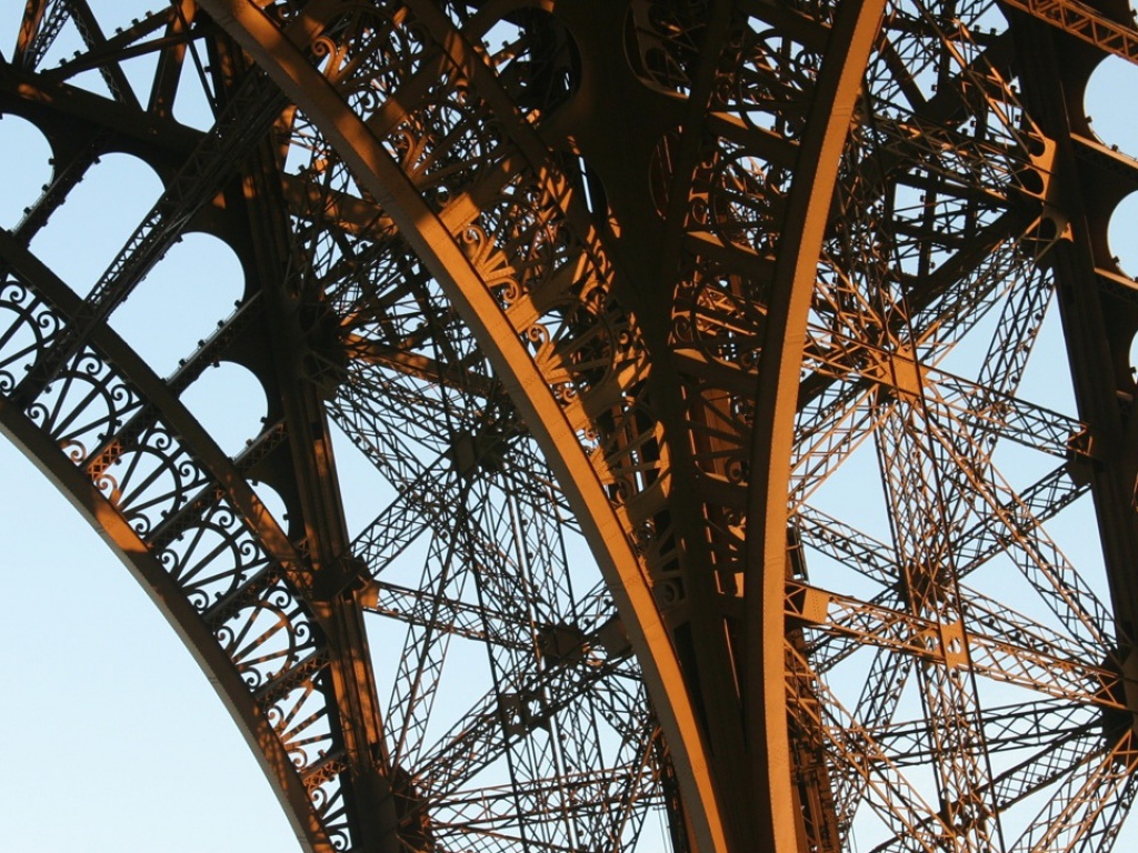 Париж и знаменитая башня