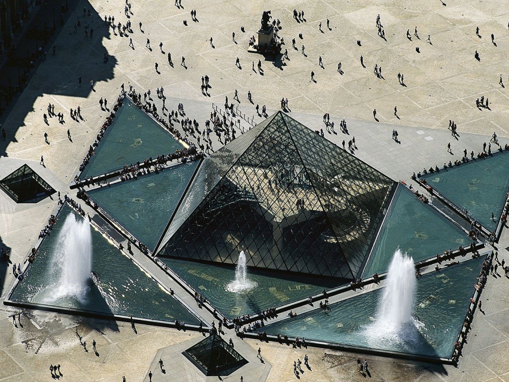 Пирамида музей Лувр Париж