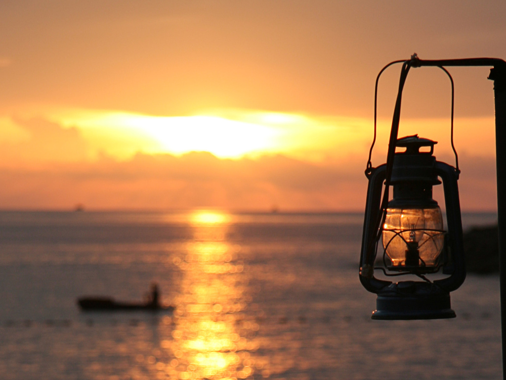 Фонарь на берегу моря