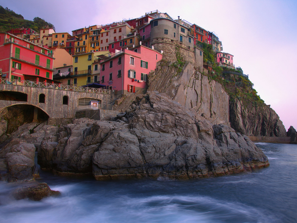 Разноцветные дома на скалах