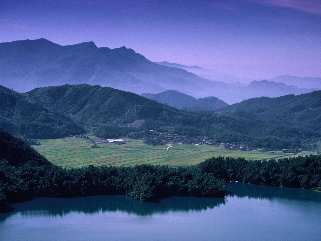 Поля в долине