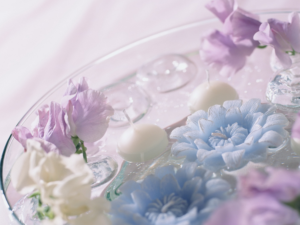 Композиция из цветов и свечей