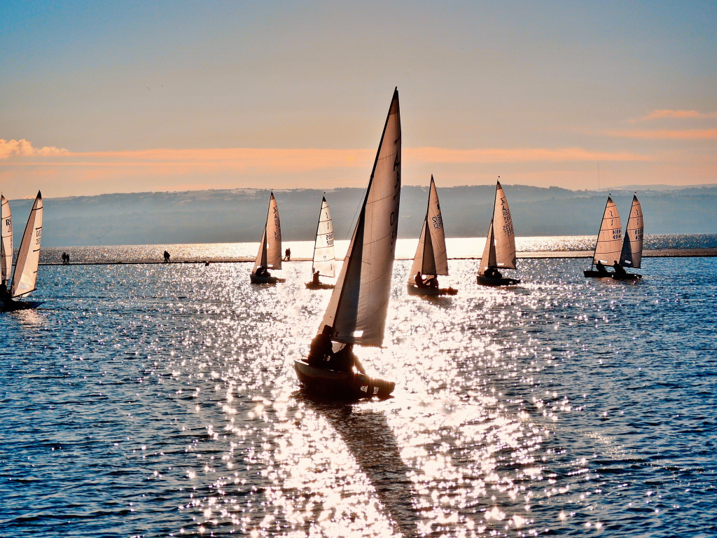 Парусники в море