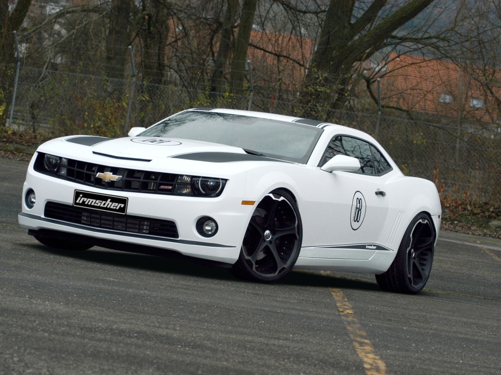 белый Chevrolet-Camaro