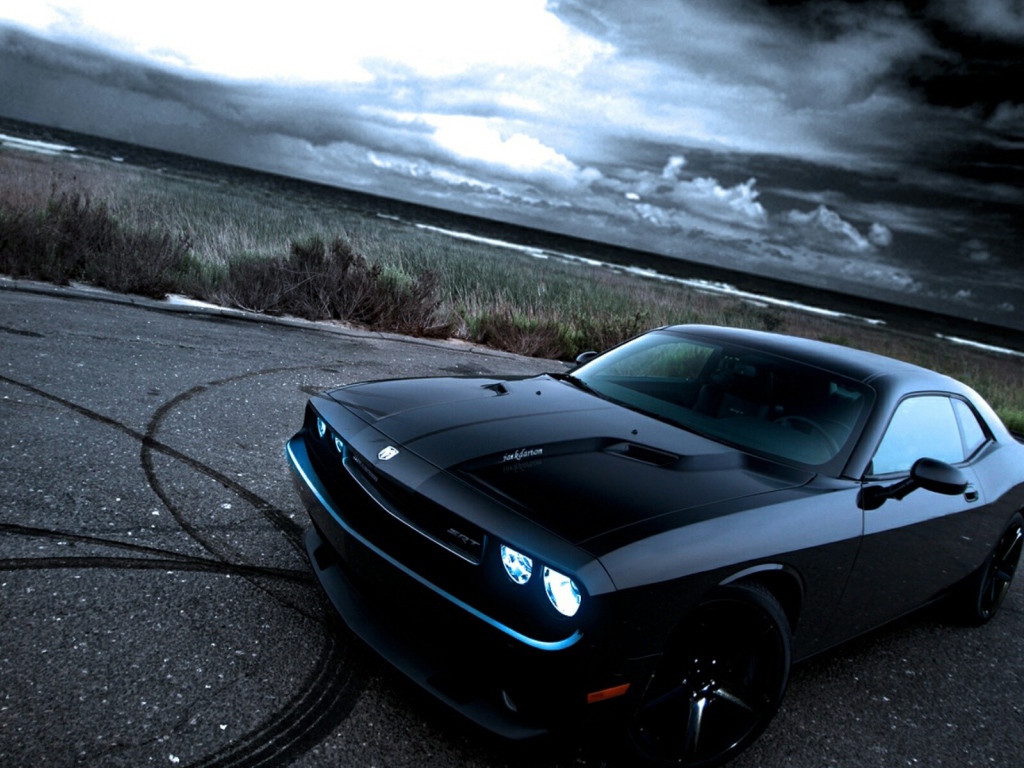  Черный Dodge Challenger