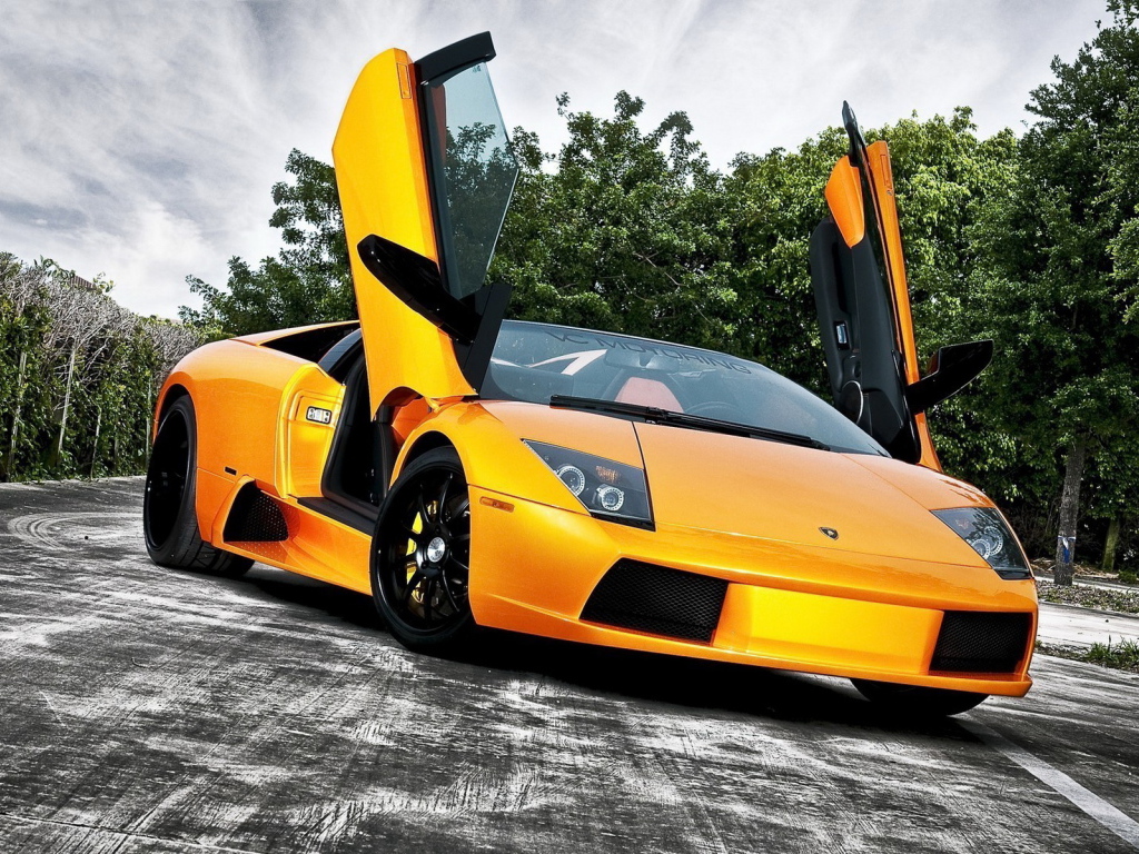 Желтый Lamborghini