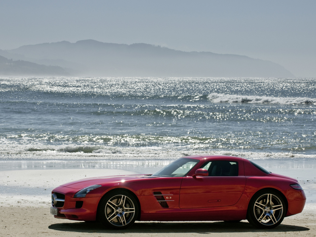 Красный Мерседес на берегу моря