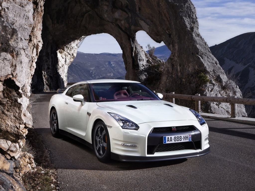 белый Nissan-GT-R