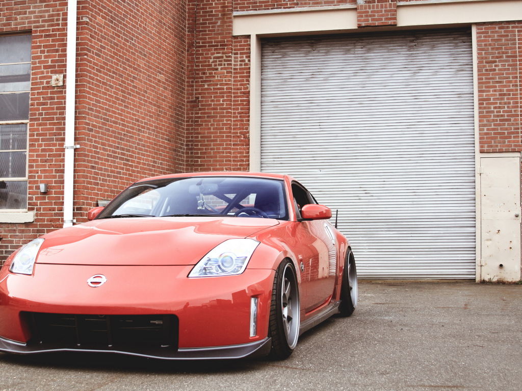 Красный Nissan 350Z
