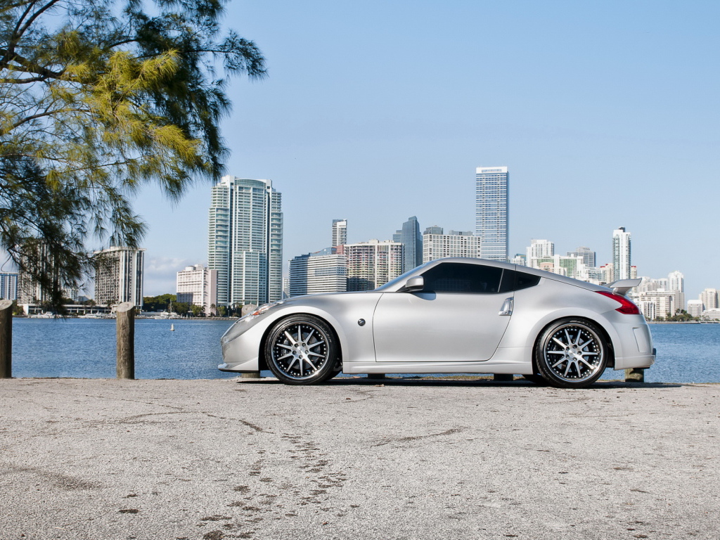 спортивный Nissan 370z