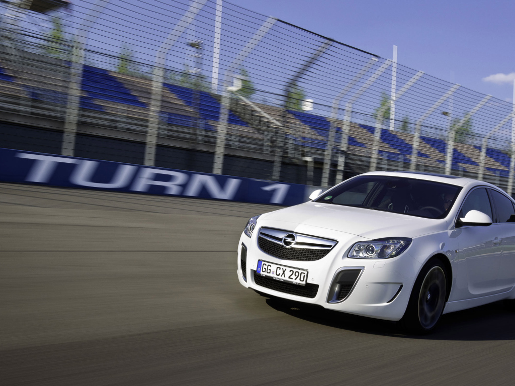 Opel Insignia на треке