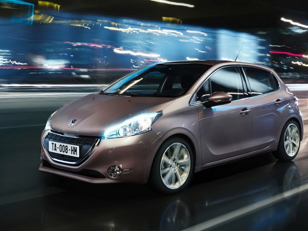 Peugeot 208 в движении
