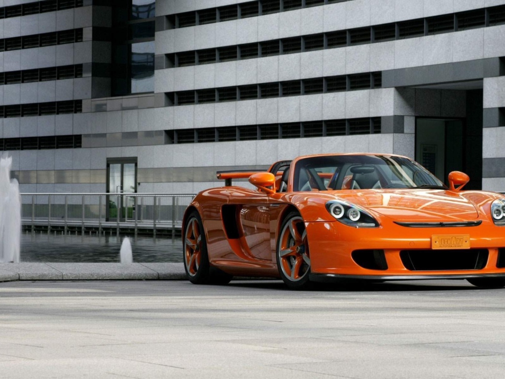 Porsche оранжевого цвета