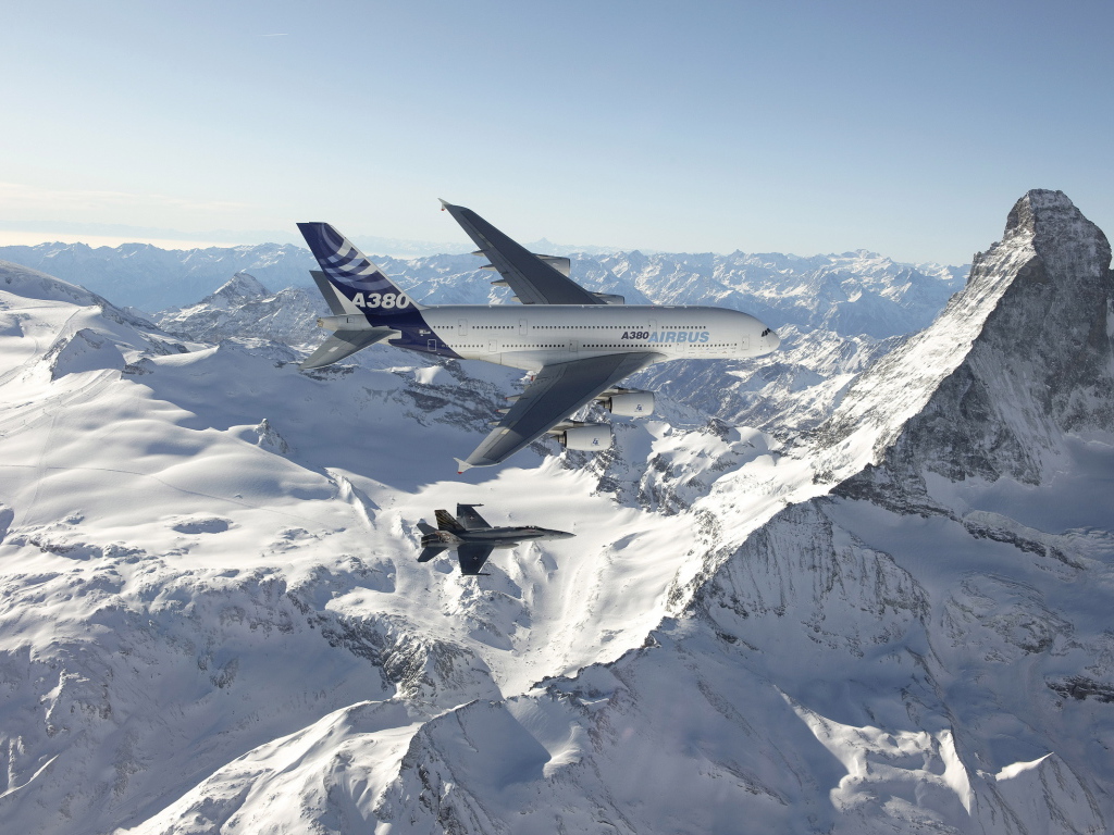 Airbus A380 и истребитель