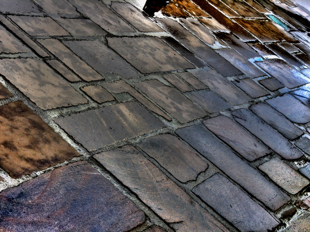 Мостовая после дождя