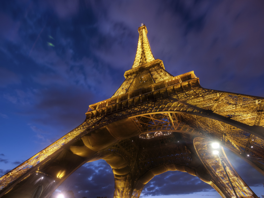 Под Эйфелевой башней