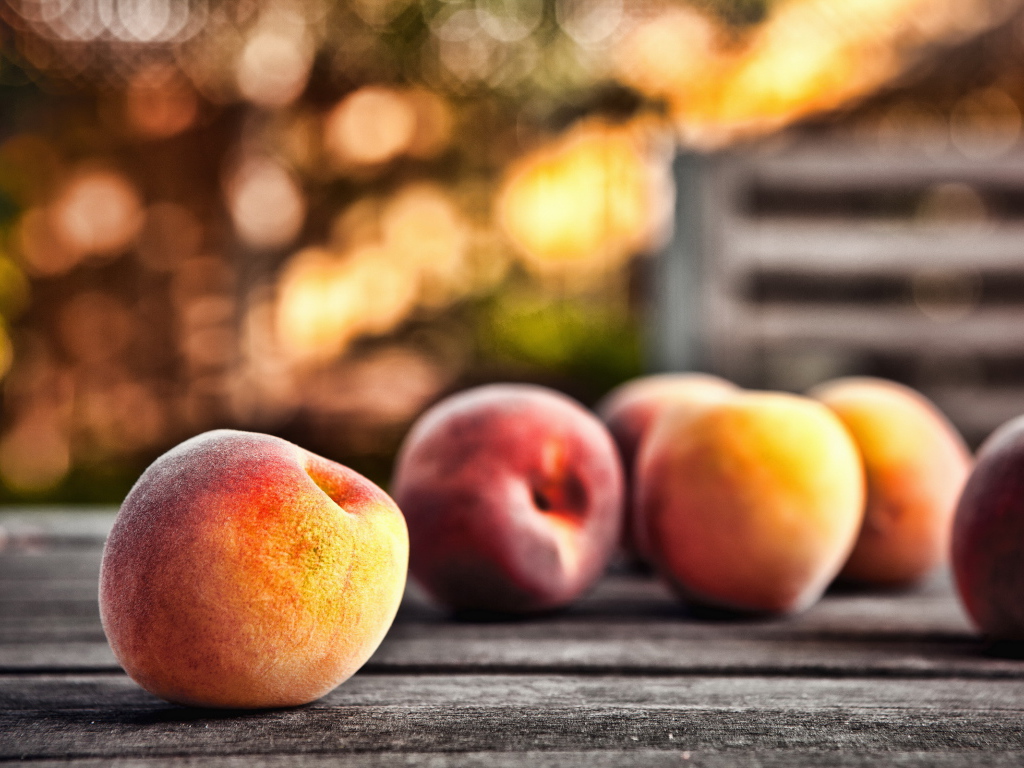 Разбросанные персики