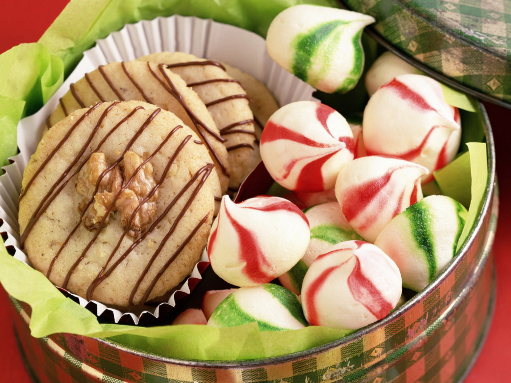 Печенье в железной банке