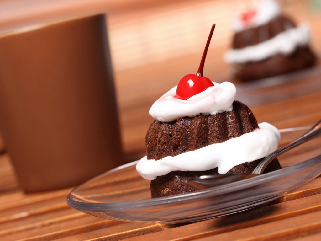 Пирожное с вишней