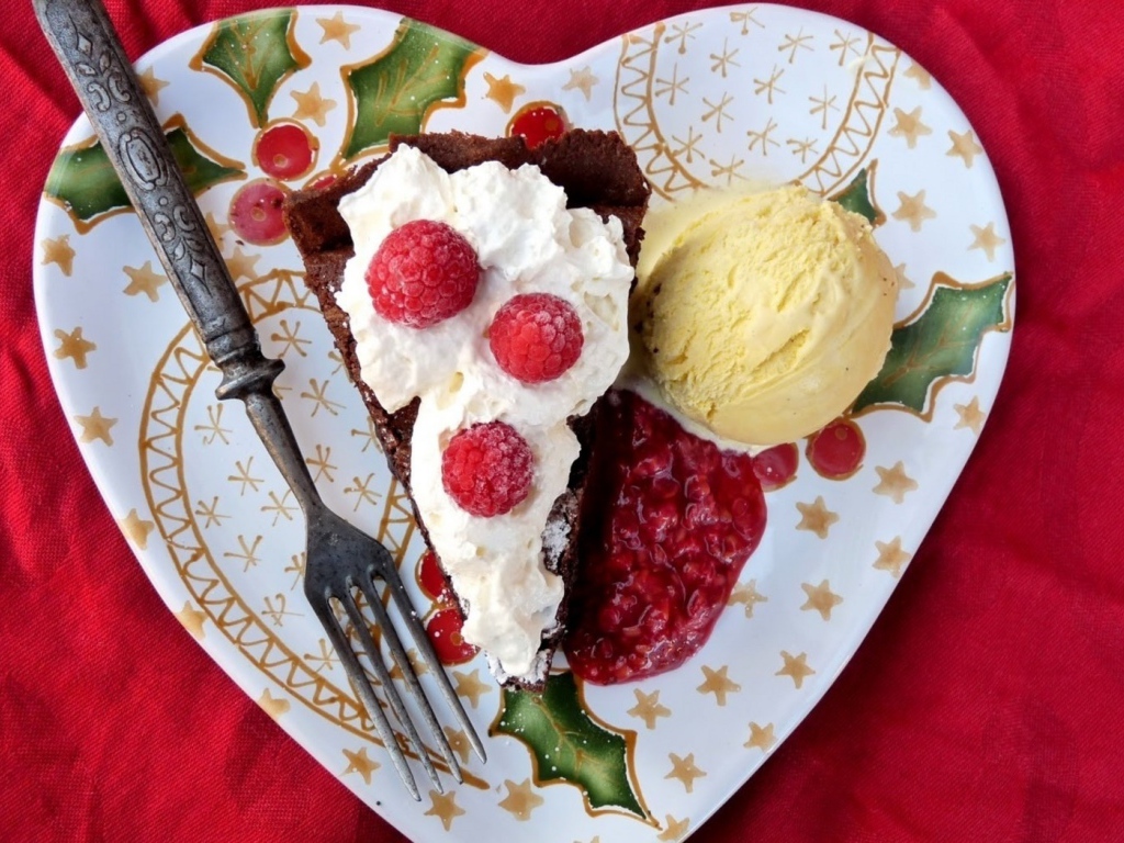 Мороженое с малиной