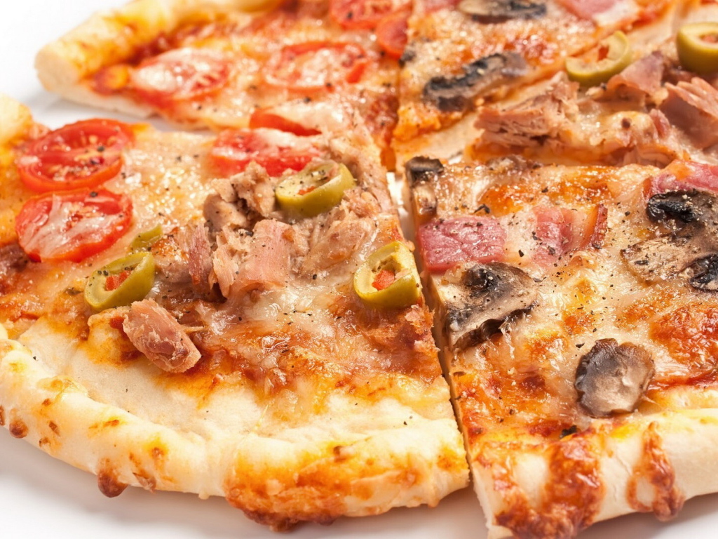 Нарезанная пицца