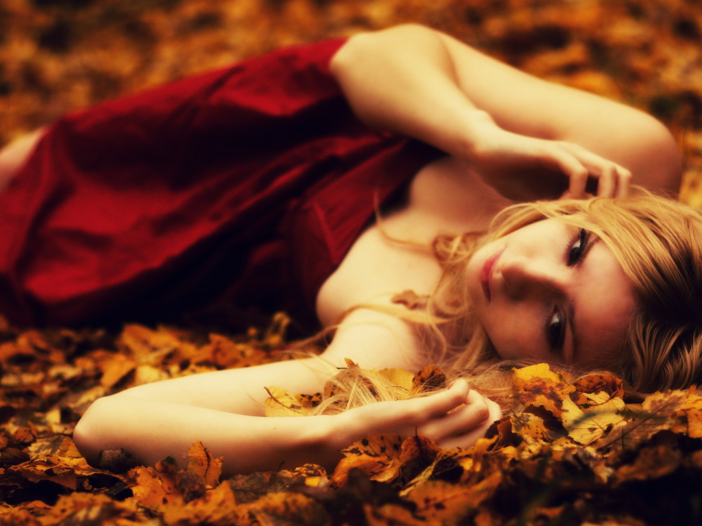 Блондинка на листве