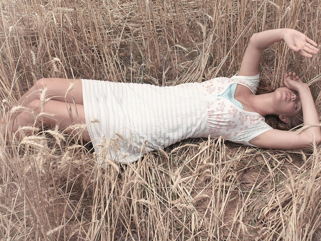 Девушка в поле