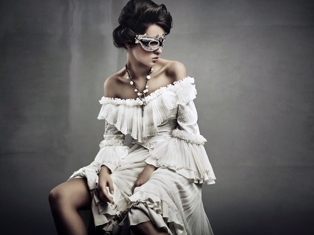 Девушка в маске