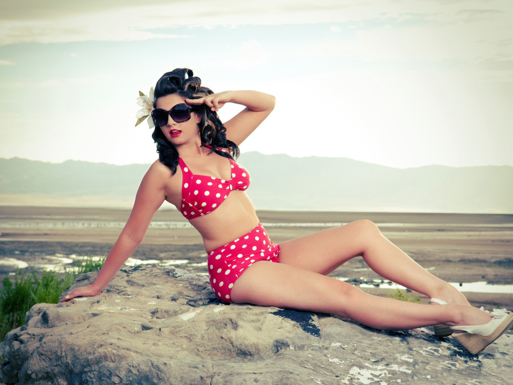 Девушка на камне