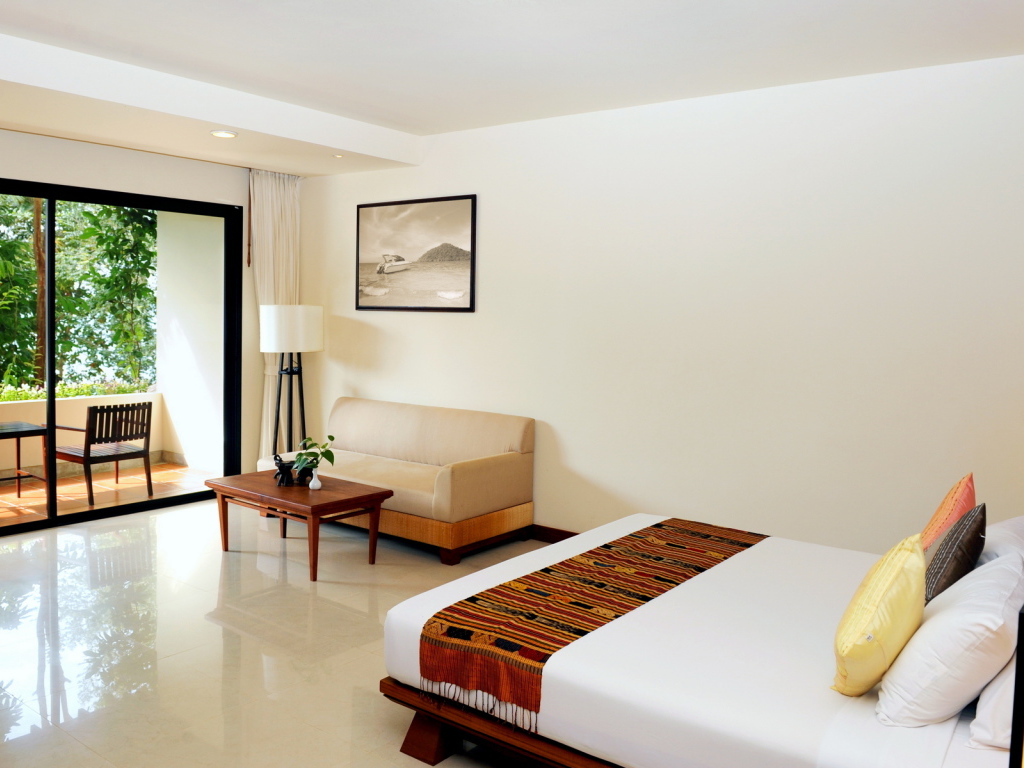 Светлая спальная комната