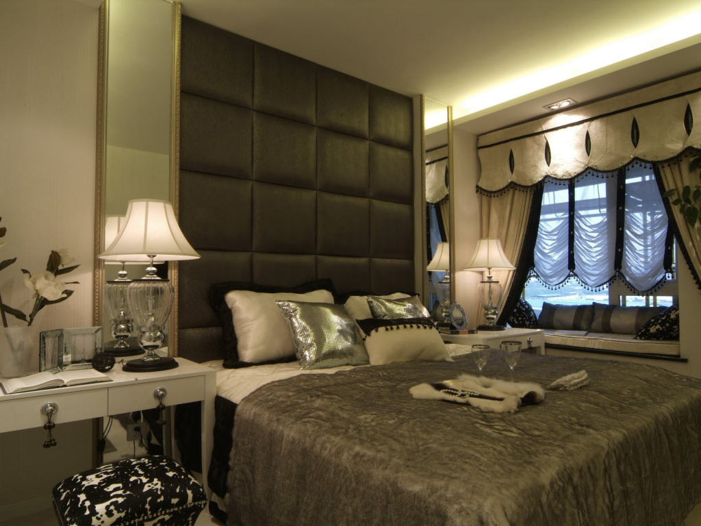 Большая кровать в спальной