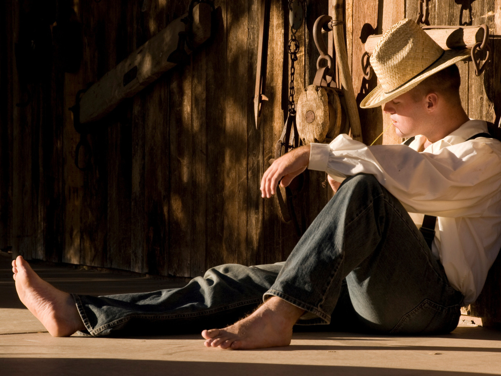 Мужчина у ангара