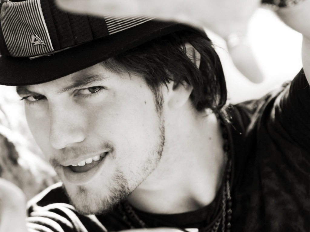 Jackson Rathbone и шляпа