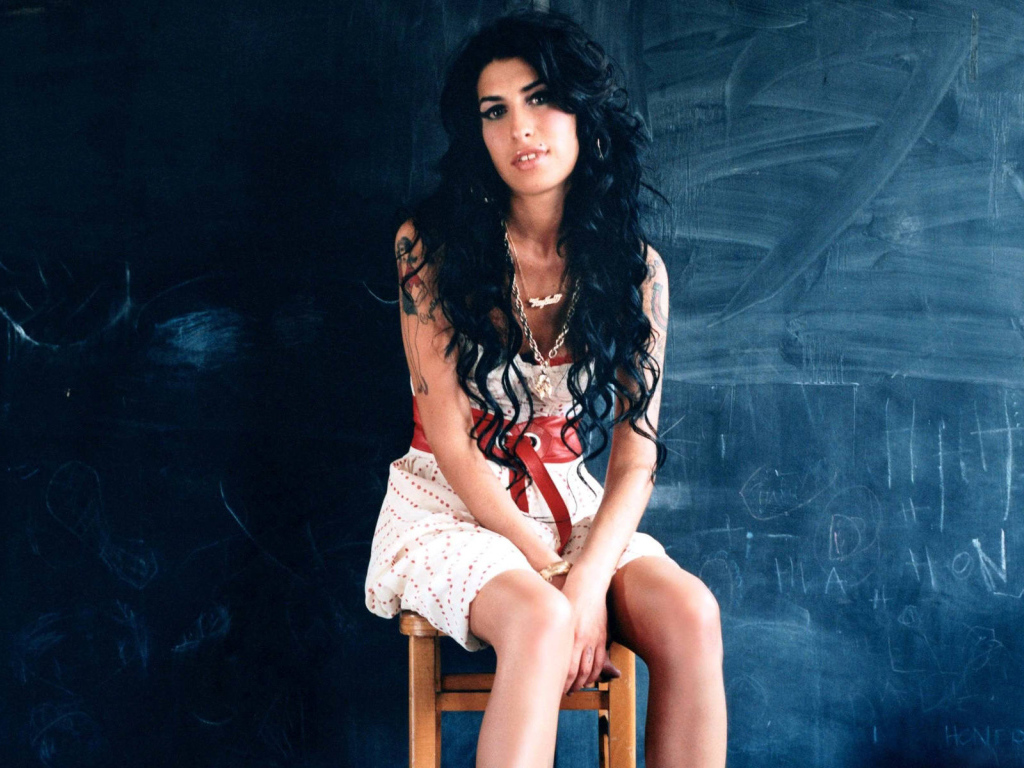 Эми Уайнхаус у доски