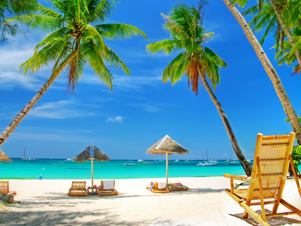 Пляж с зонтиками