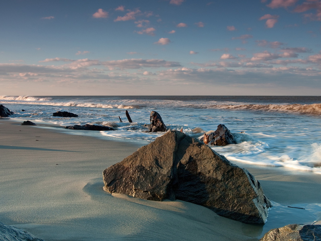 Камни на берегу